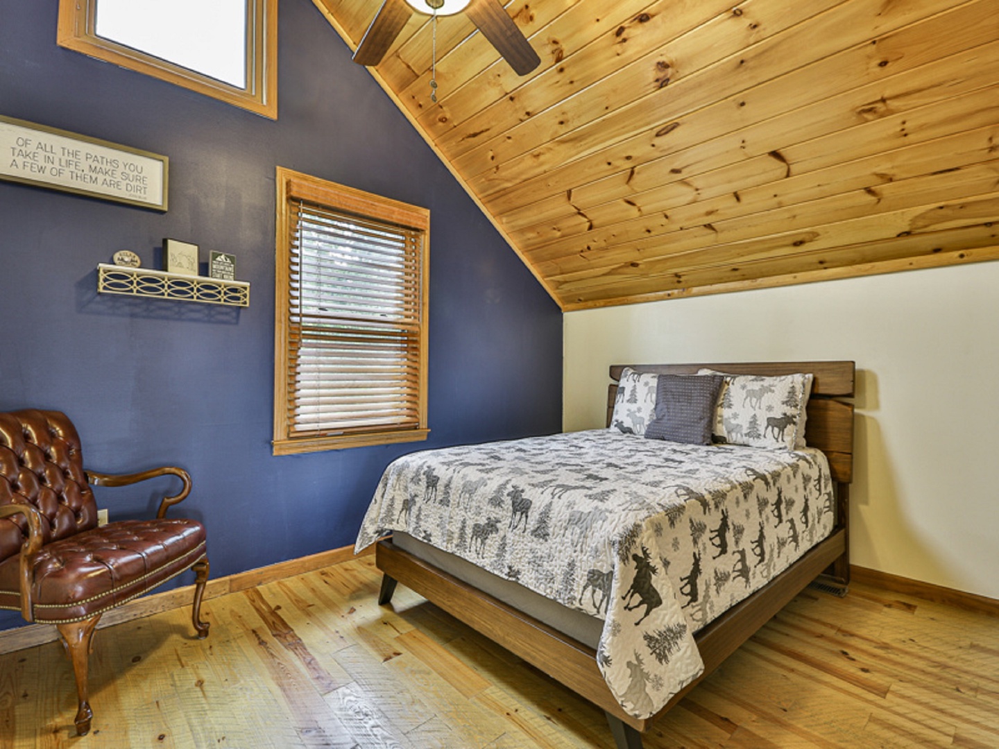 Queen Bedroom - Upper Level