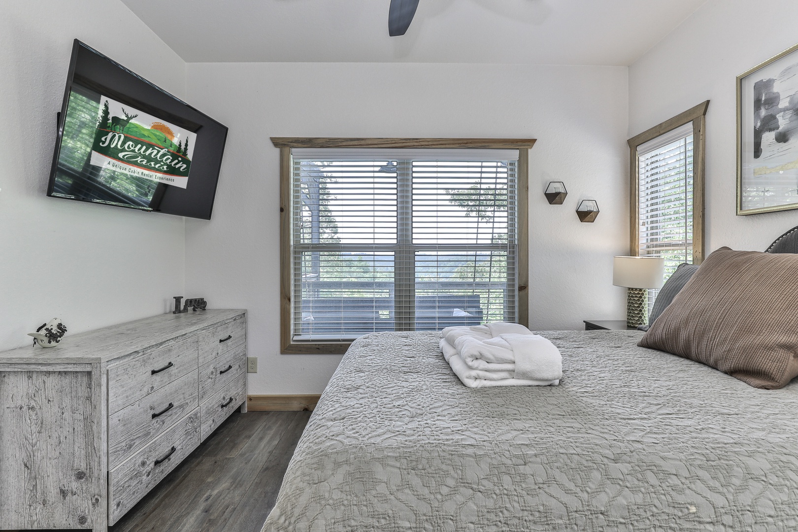 Queen Bedroom on Main with views