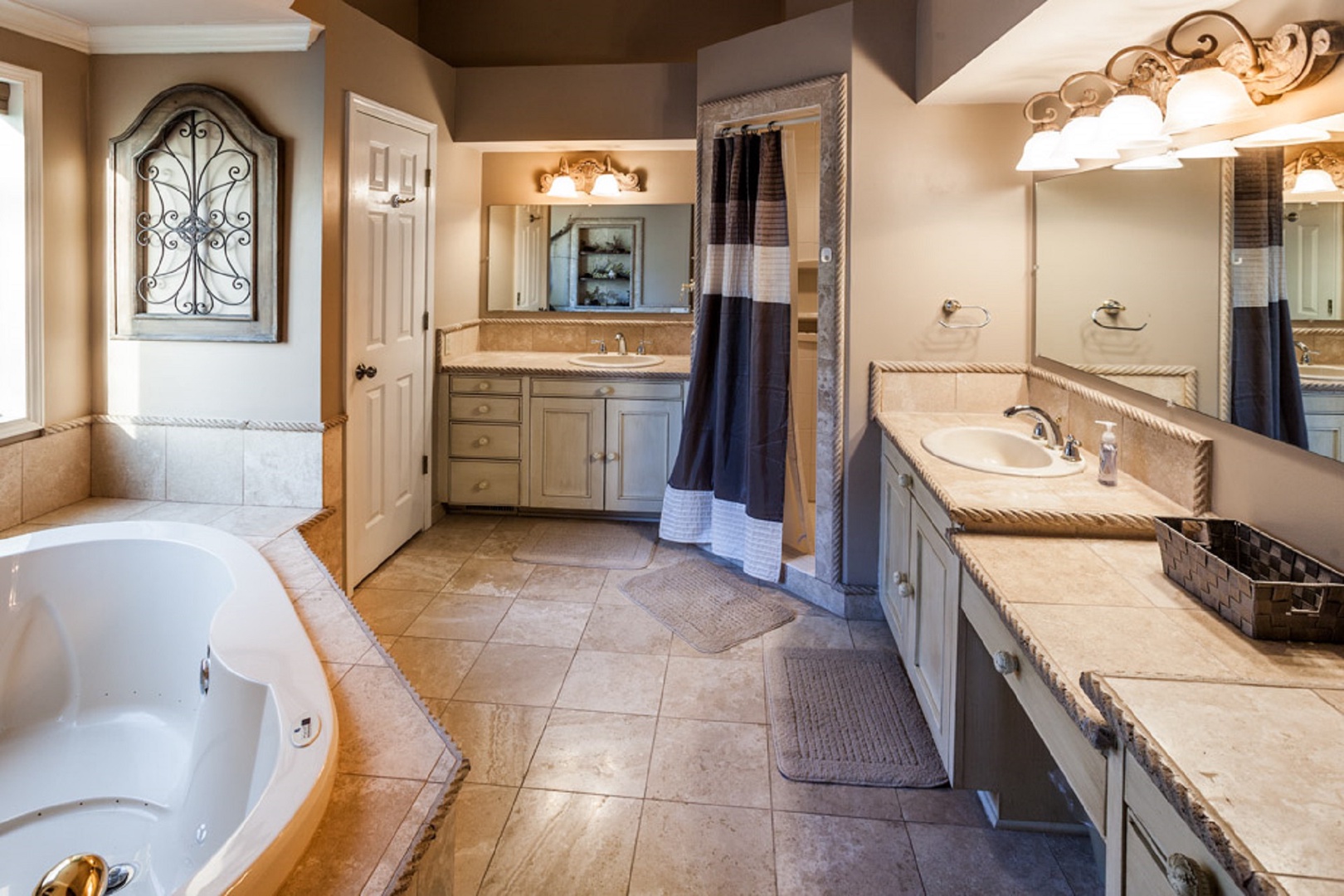 Luxurious King Master Bath