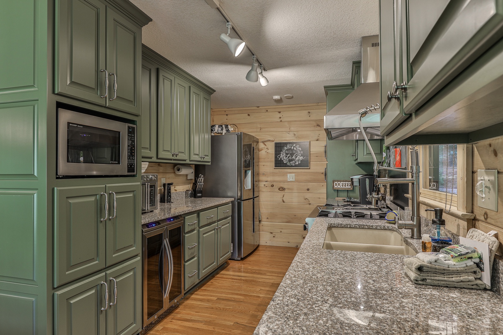 Beautiful, fully equipped kitchen