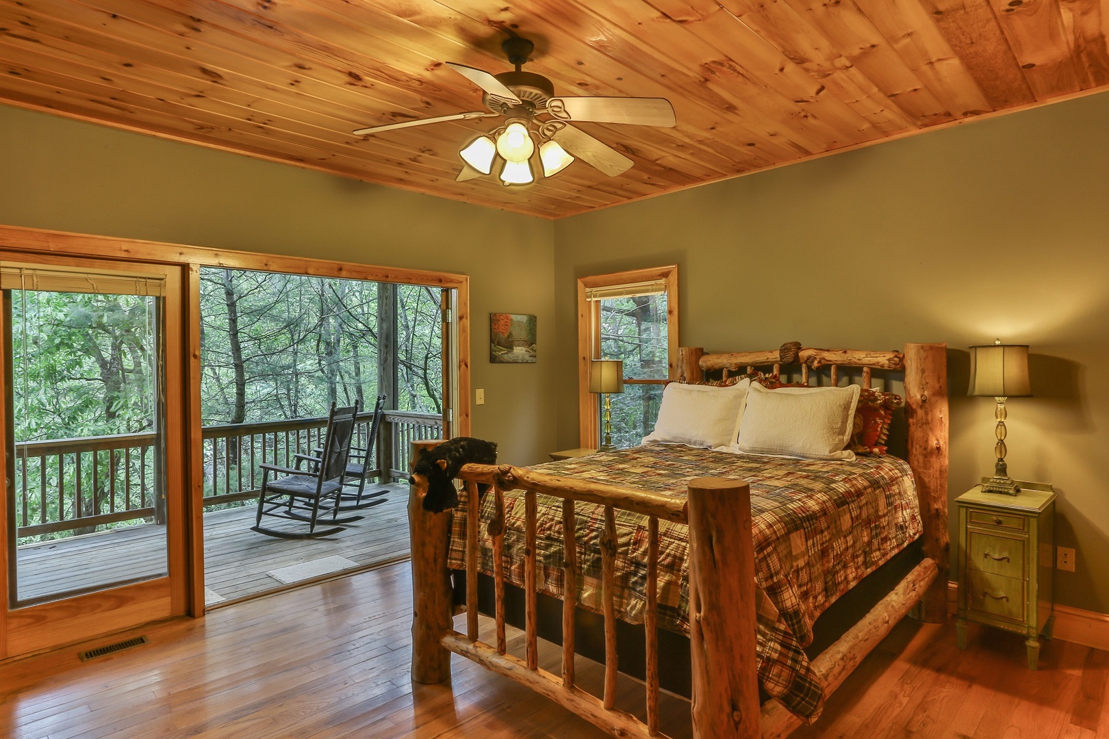 Queen Bedroom - Main Level