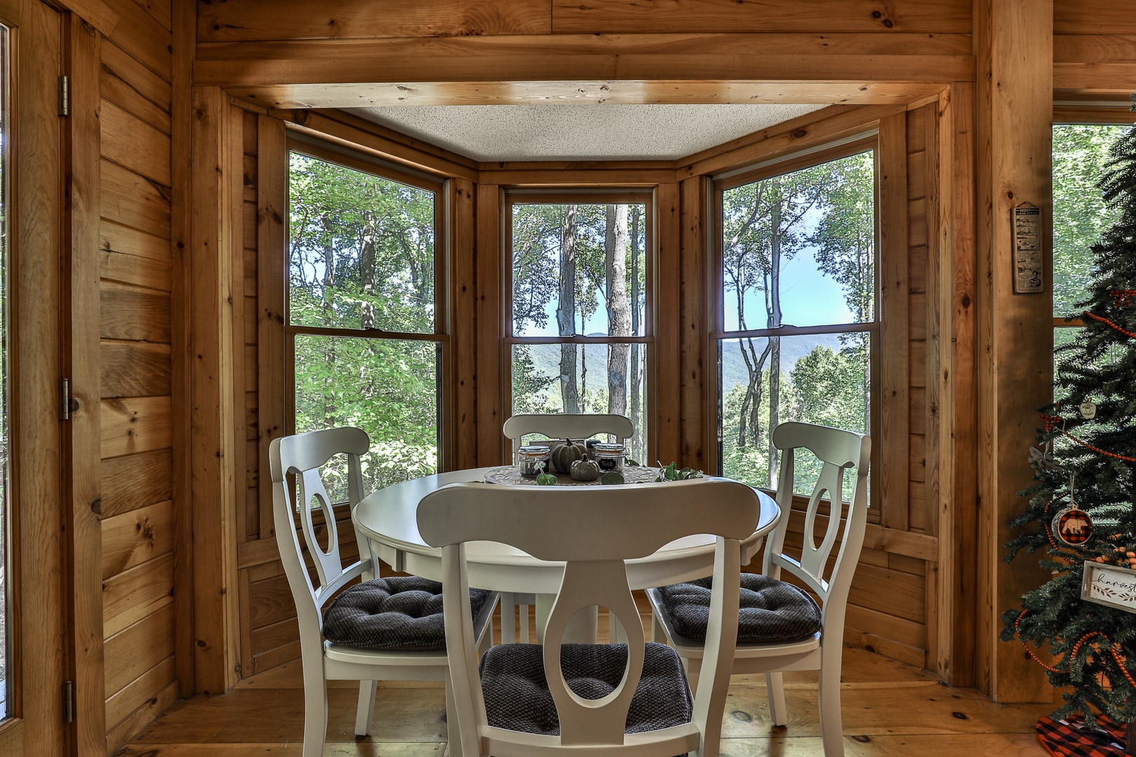 4 Seasons Porch - Dine with a specatacular view!