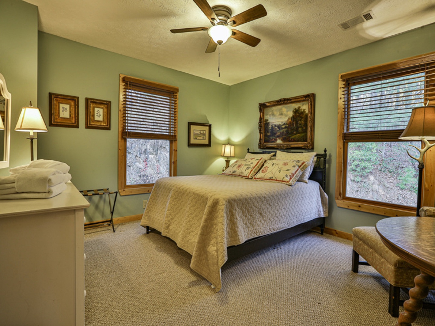 Queen Bedroom - Upper Level