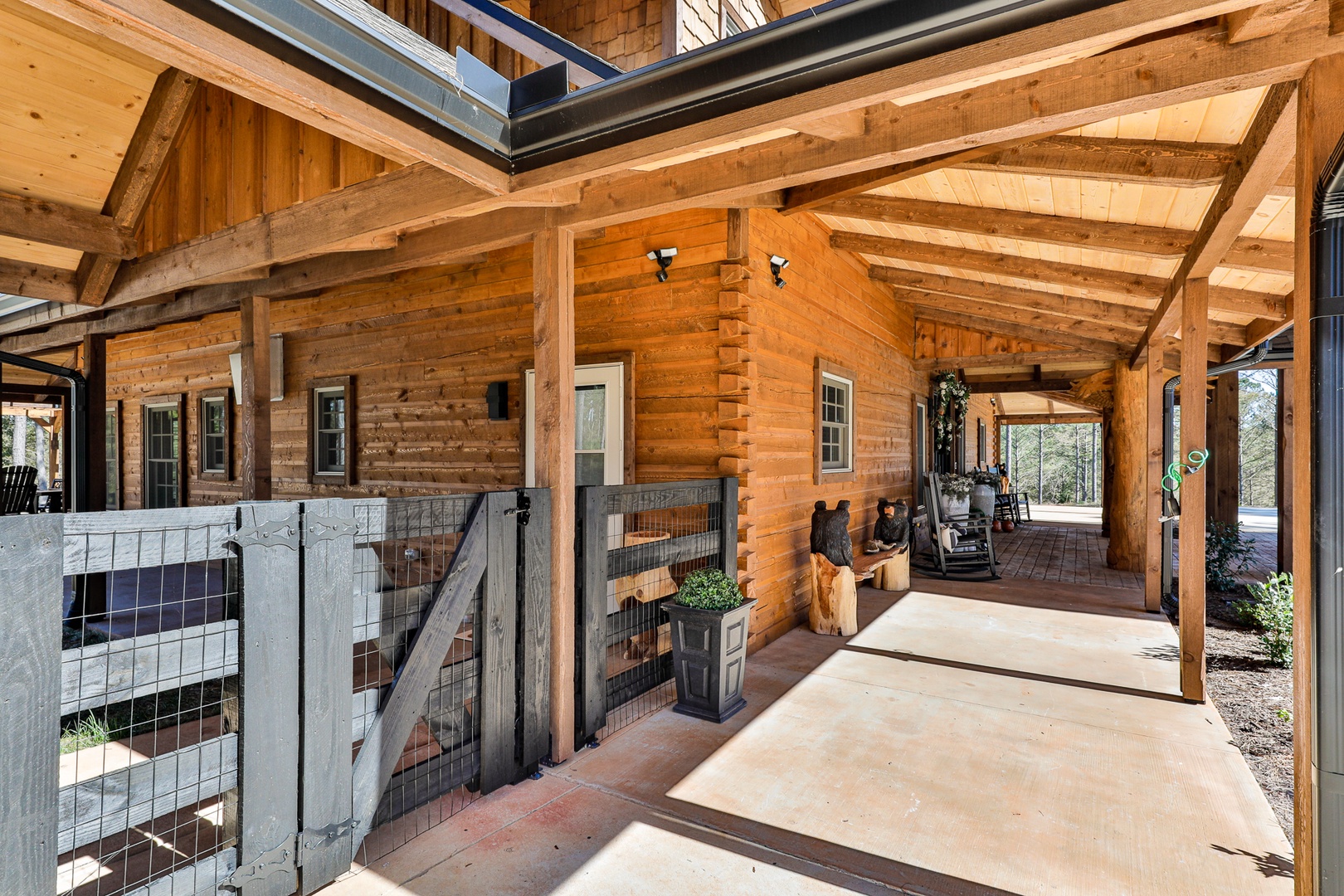 Gated access to fenced in back yard