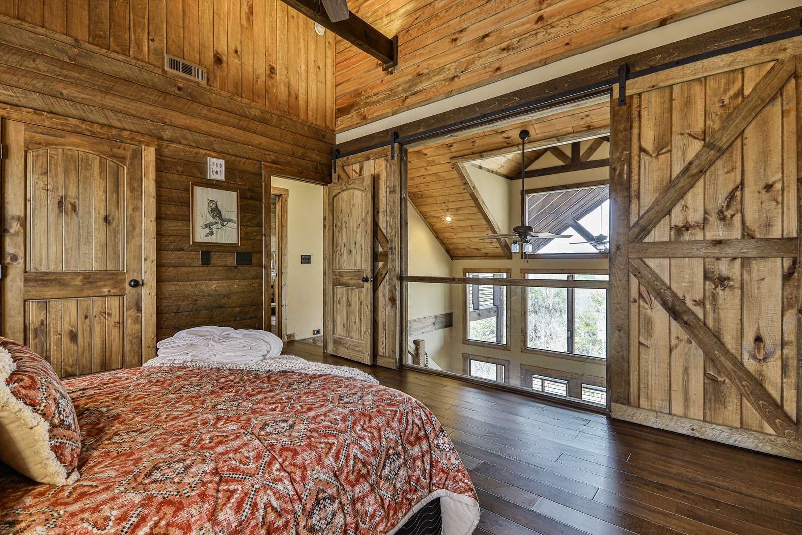 Queen Bedroom - Loft