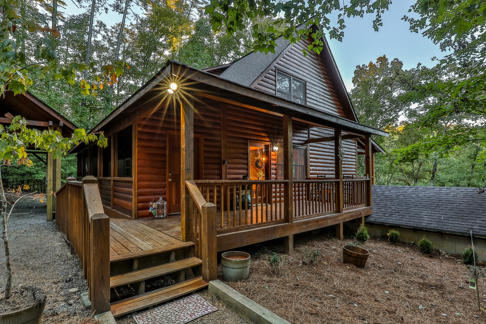 Entrance to cabin from driveway