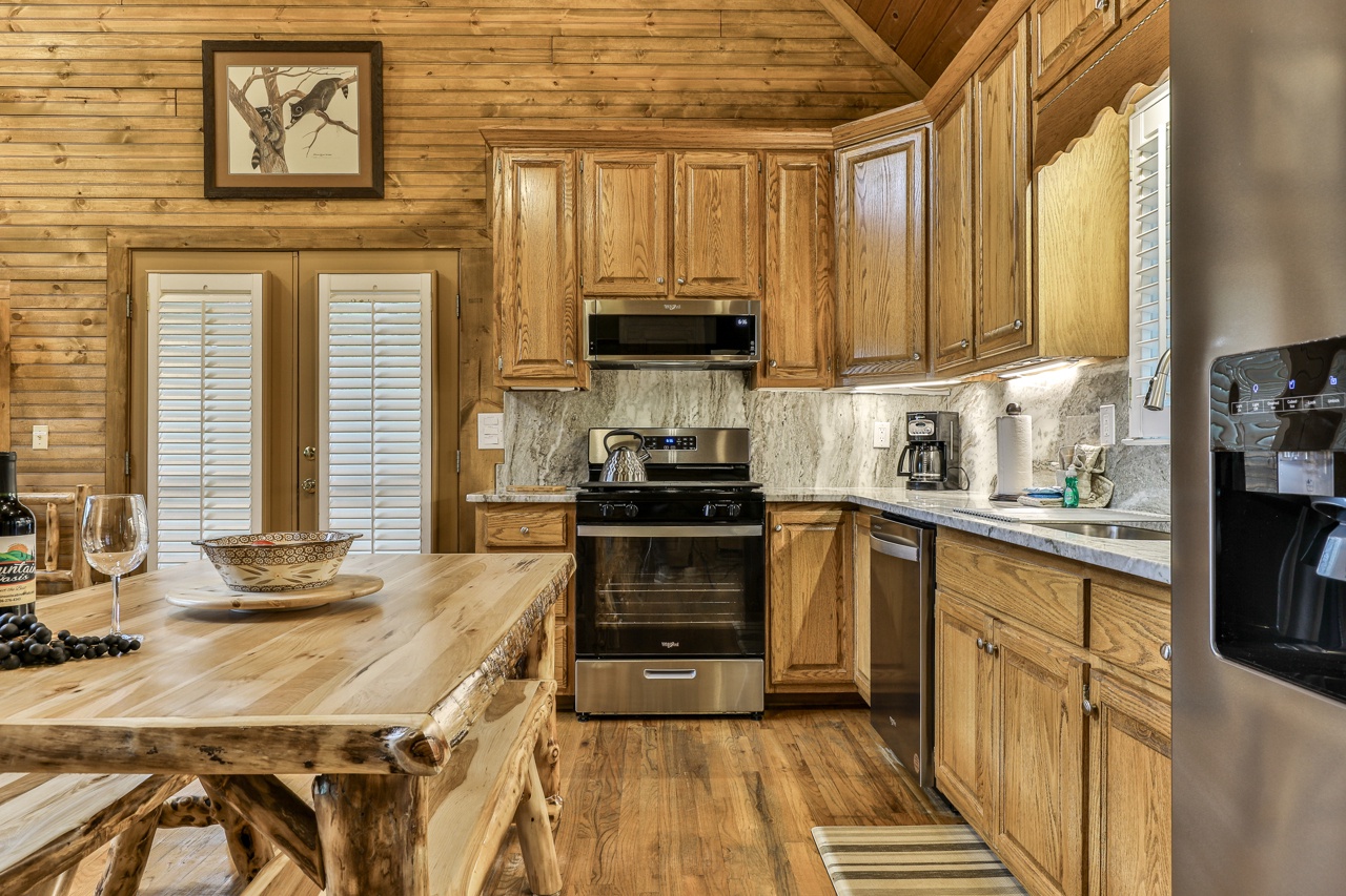 Fully equipped kitchen with dining area