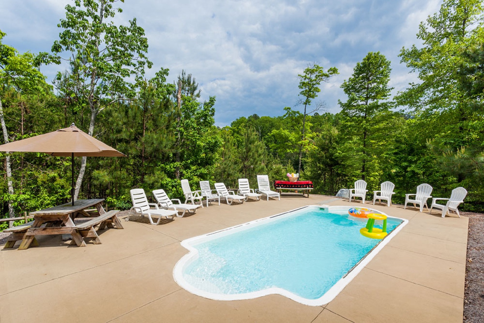 poolside-mountain-retreat