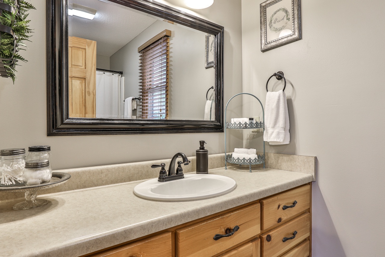 Queen Bedroom Bathroom