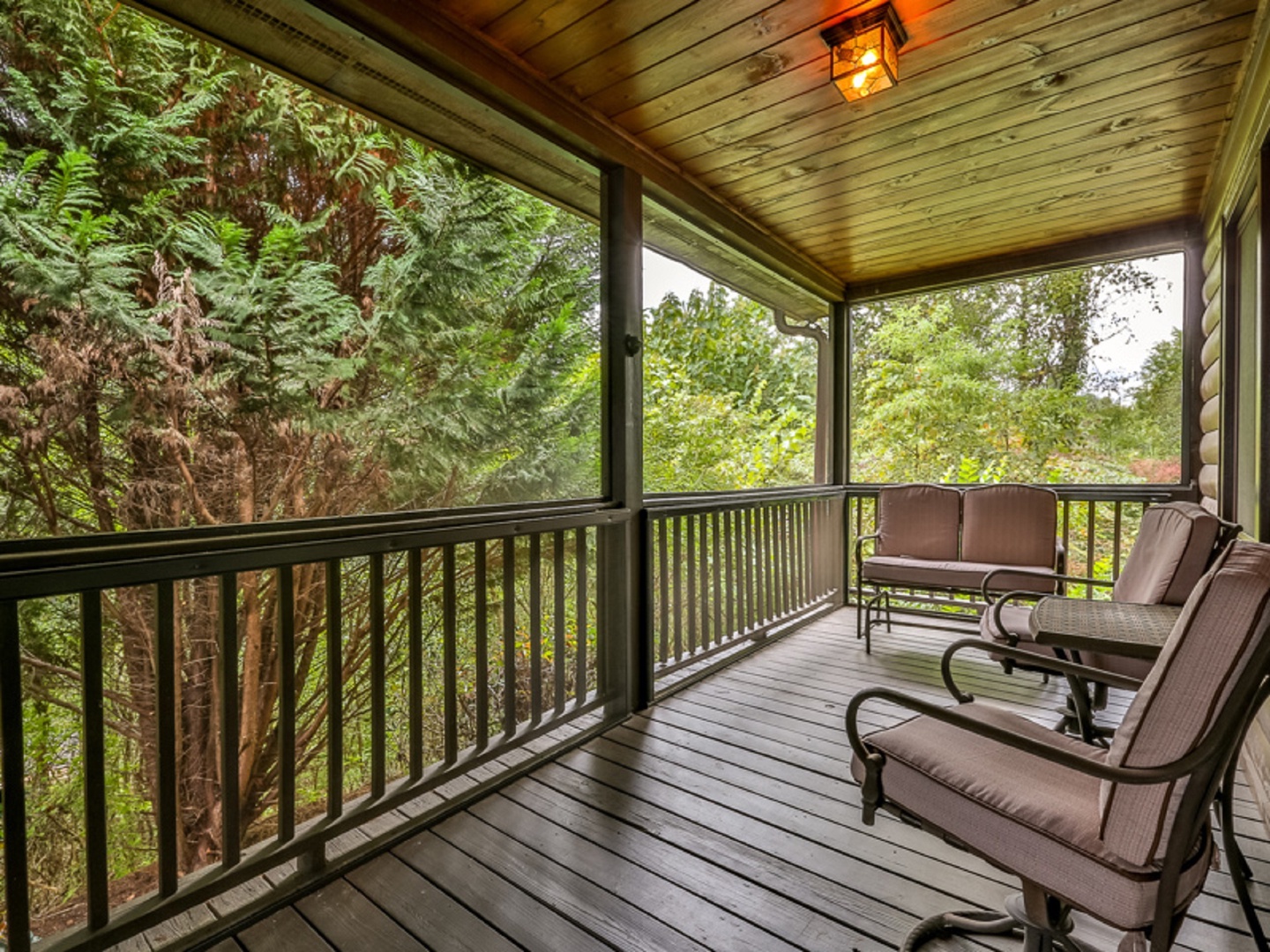 Spacious Screened in Porch