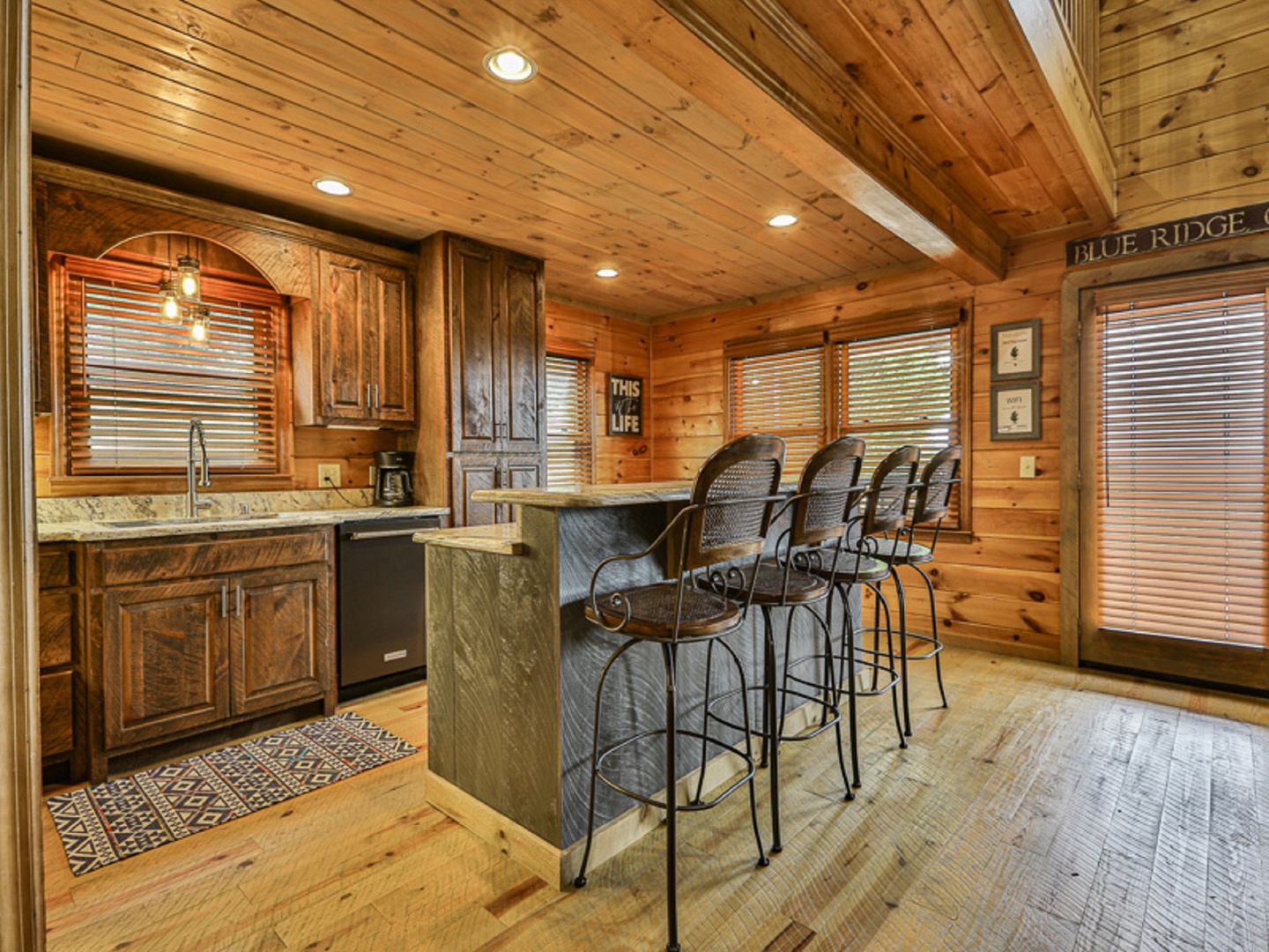 Breakfast Bar with Seating for 4