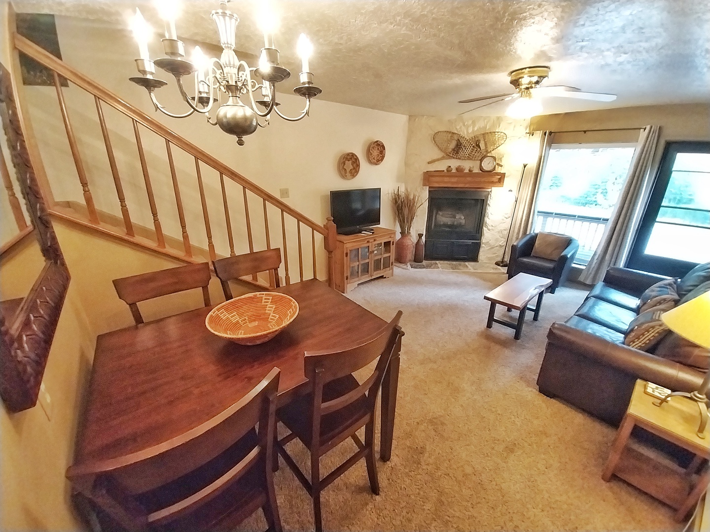 Living room/dining area