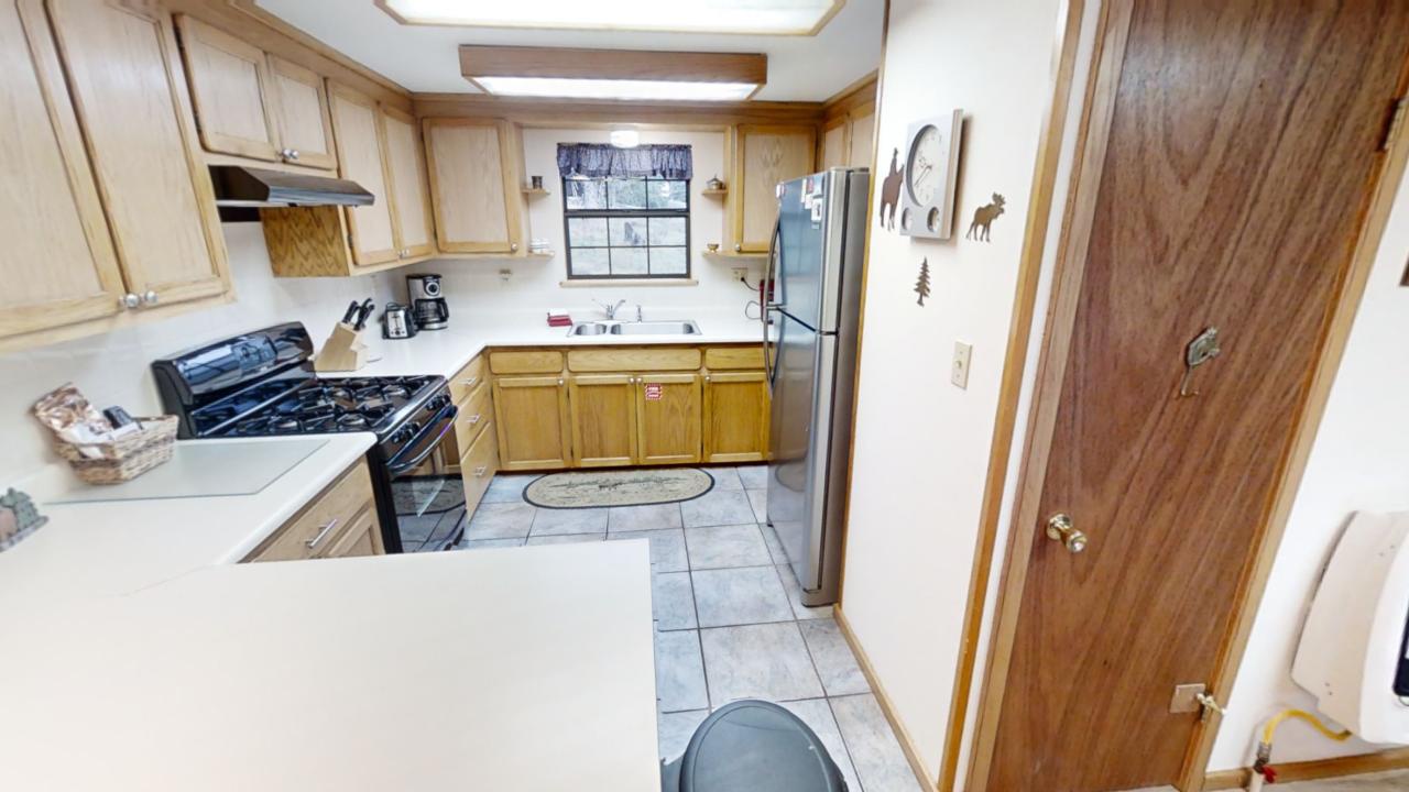 Roberts-Trappers-Lodge-copy-Kitchen
