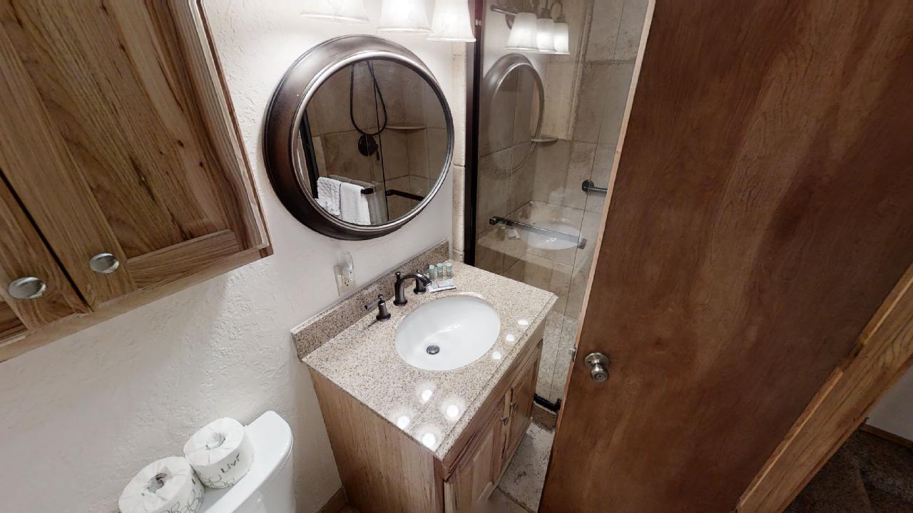 Big-Elk-Horn-Upstairs bath, Full