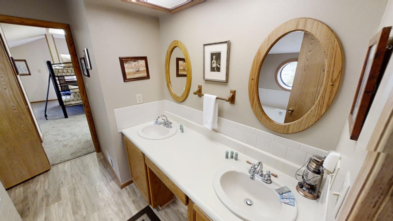 Roberts-Trappers-Lodge-Upstair Bath