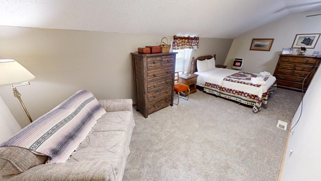 Roberts-Trappers-Lodge-Master Bedroom