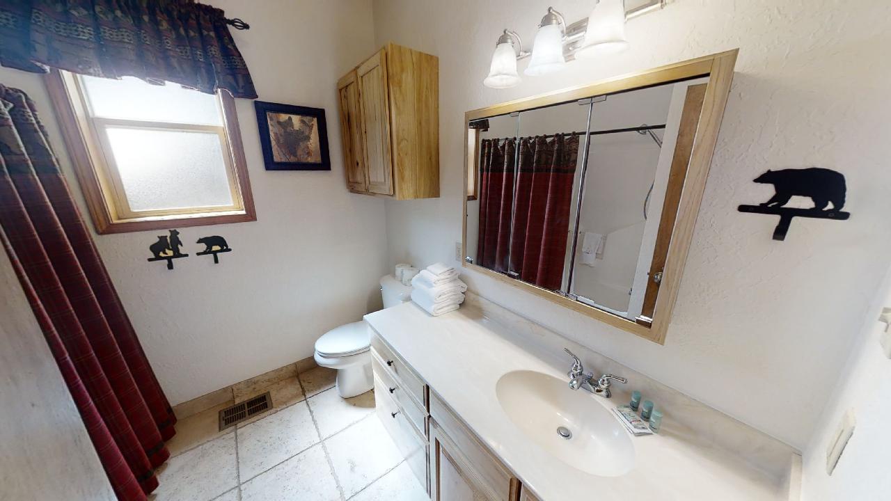 Big-Elk-Horn-Downstairs bath, Full