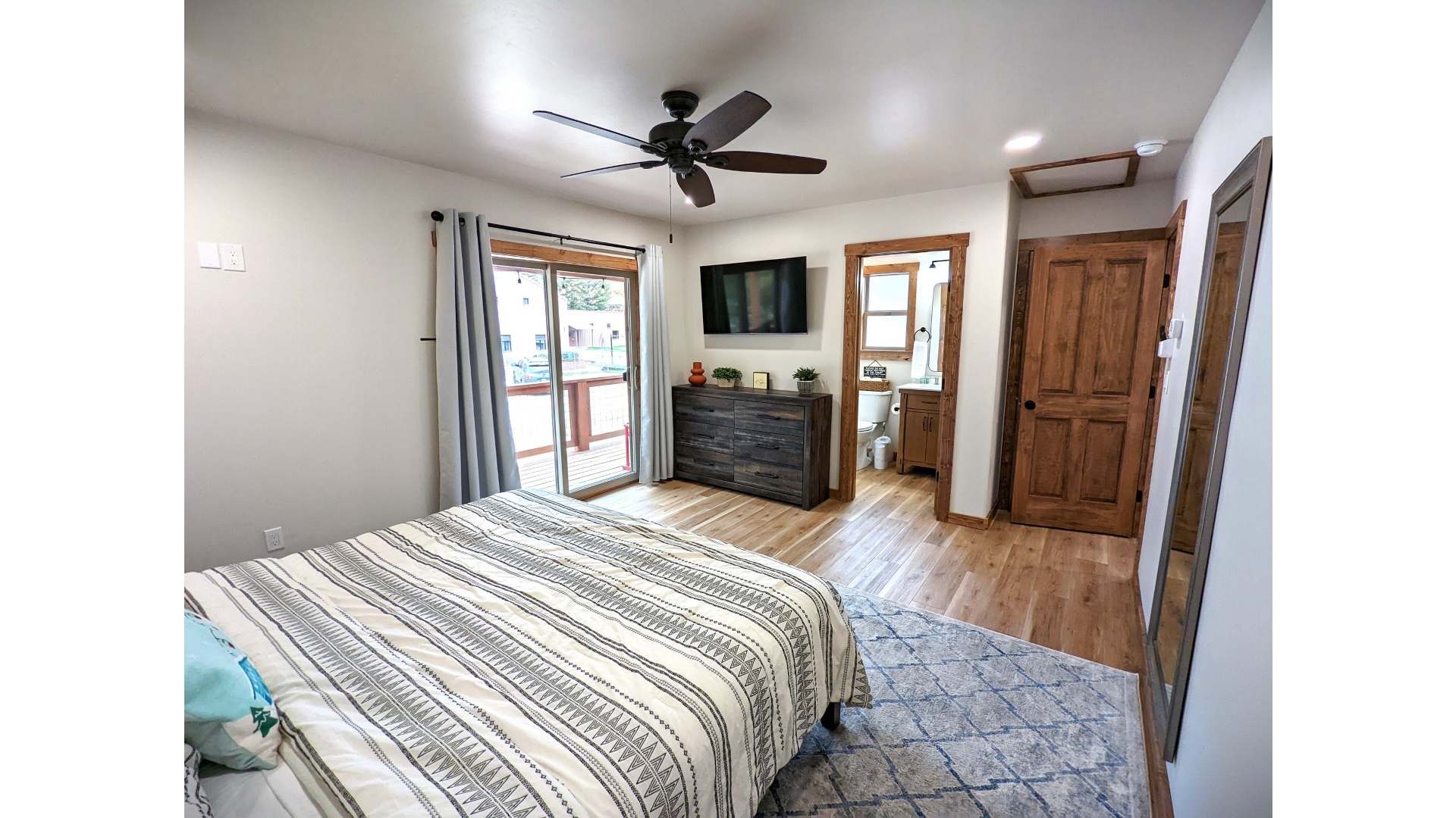 Bedroom 2 w/bathroom