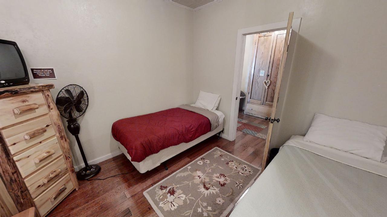 Thrones-Downtown-Delight-11022022_104000