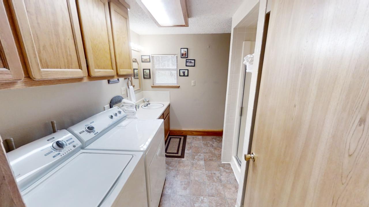 Roberts-Trappers-Lodge-Downstairs Bath