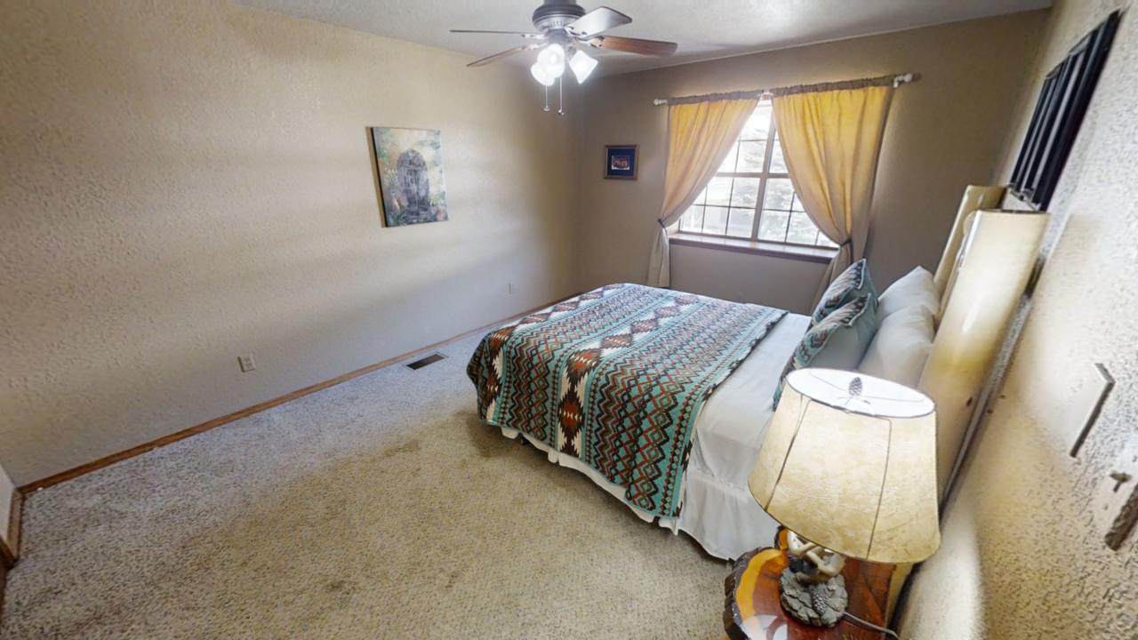 Wildwood-Upstairs Queen 2nd room