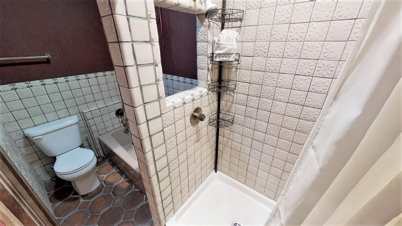 Bathroom 3 (3)