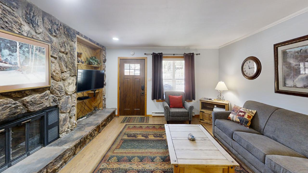 Claim-Jumper-Townhouse-1-Living-Room