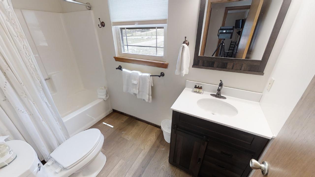 Whispering-Pines-Downstairs bath