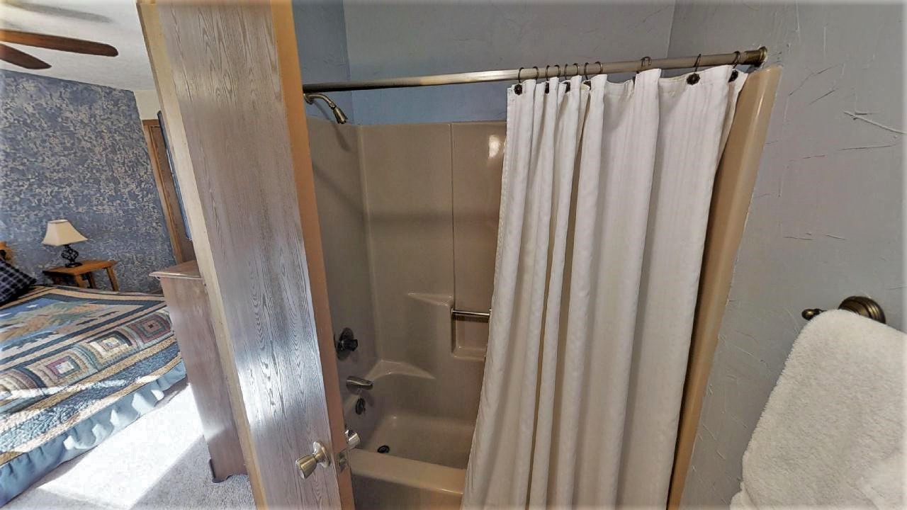 Bathroom 2 (2)