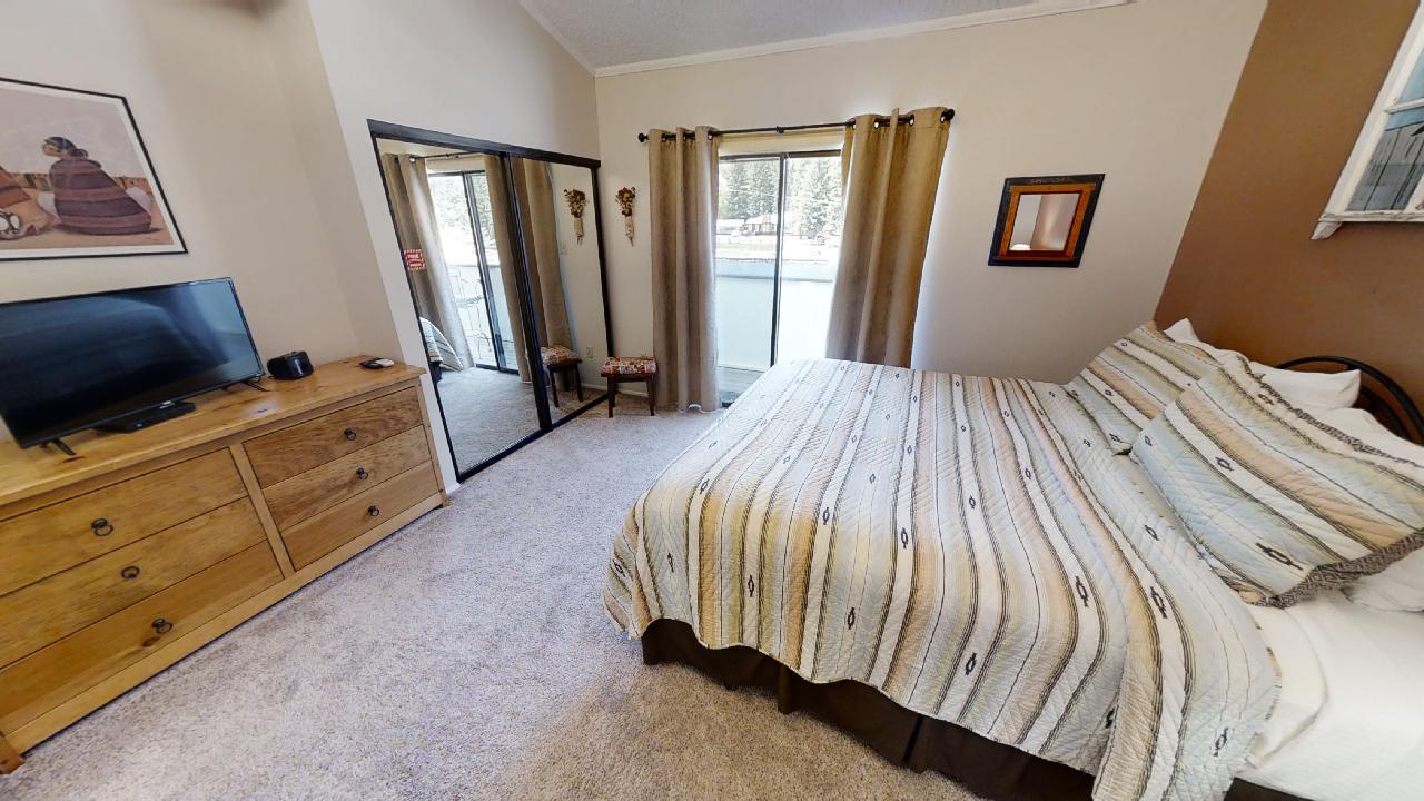 Claim-Jumper-Townhouse-5 Master Bed