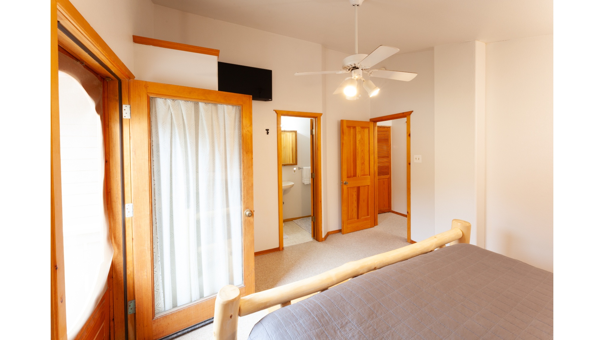 The Knotty Pine