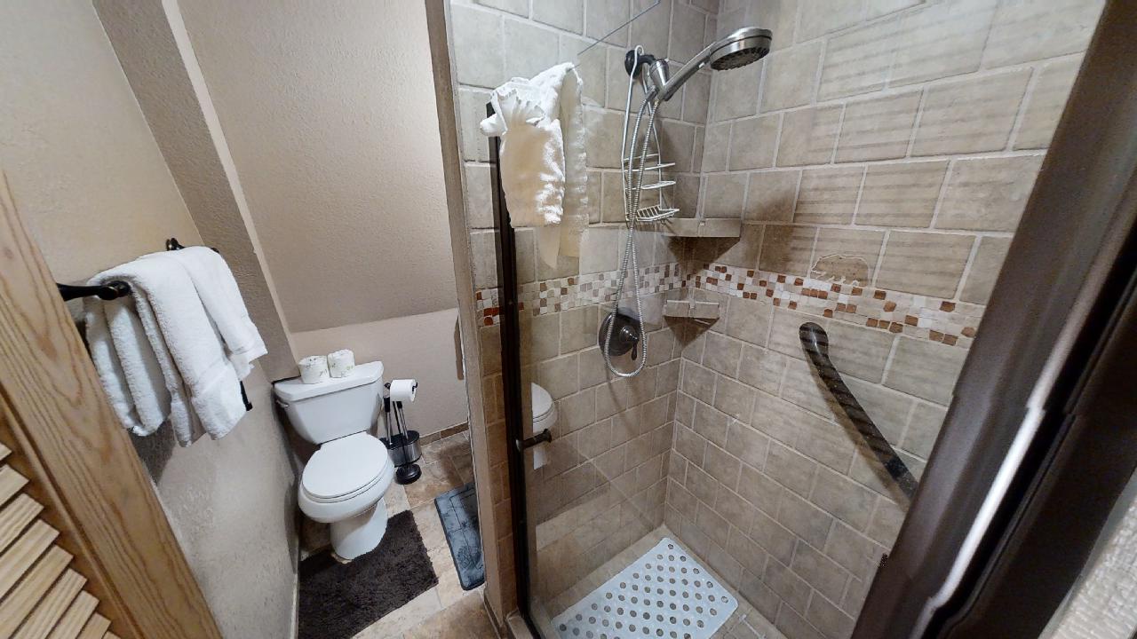 Claim-Jumper-A-Frame-5-Upstairs bath