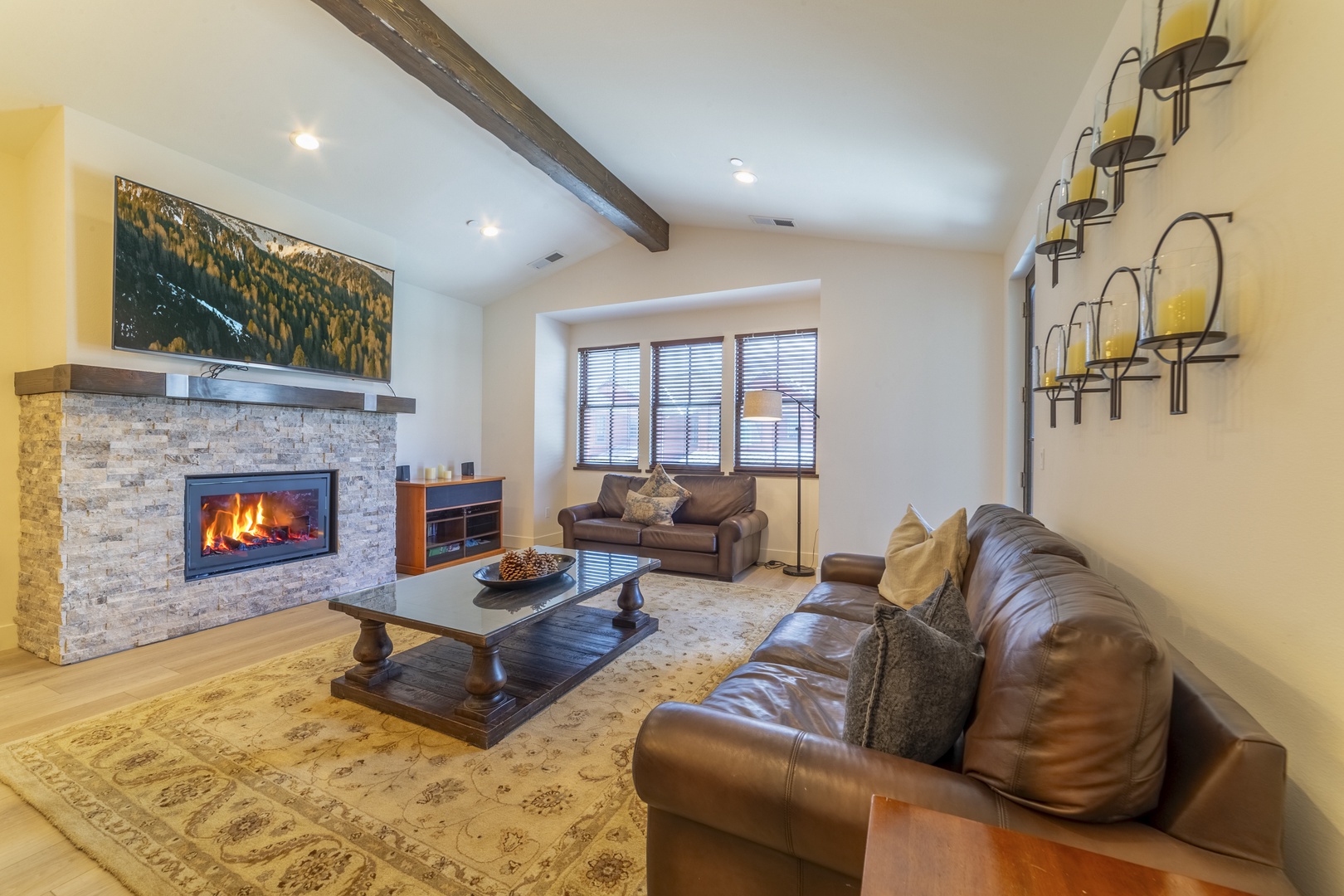 585 Stunning Creekhouse with Views