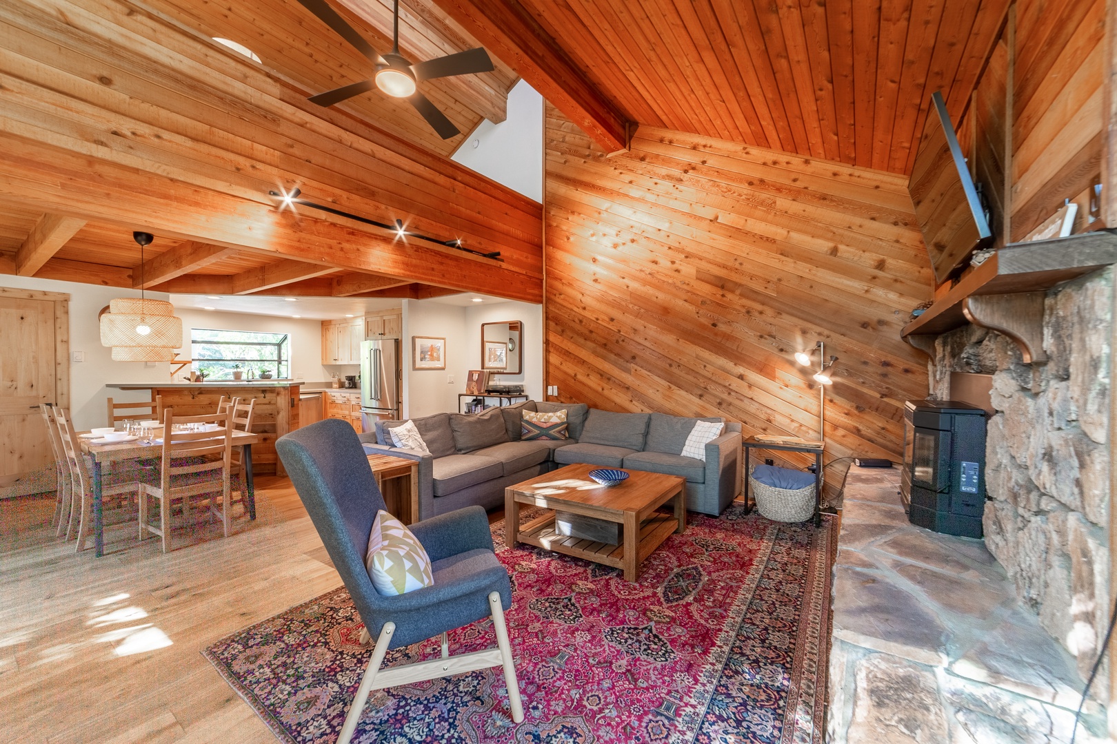 581 Modern Mountain Townhome w/ Stunning Views, Pool, and Spa