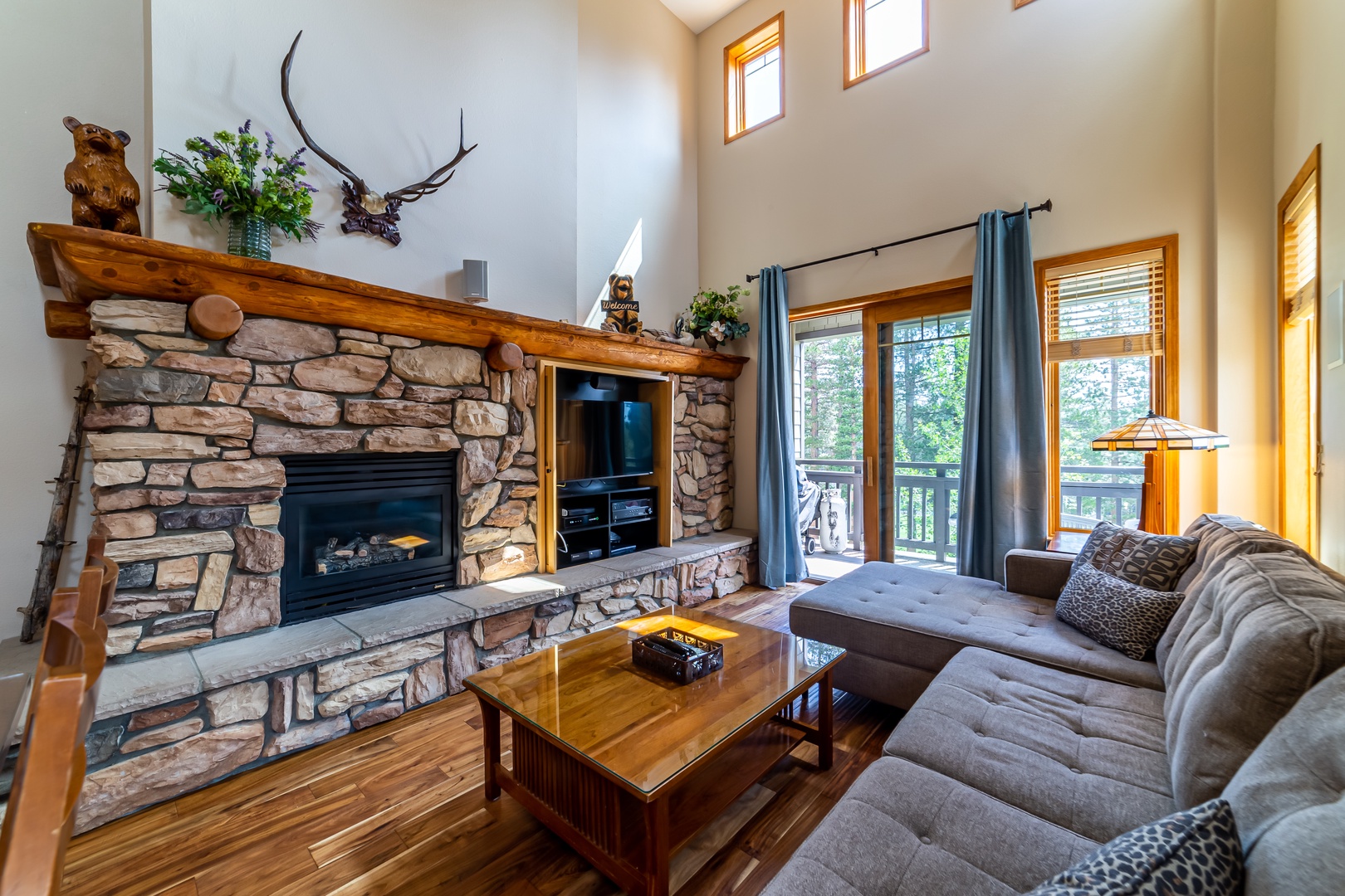241 Walk to Ski - Golf Course Views Condo, Pool & Spa