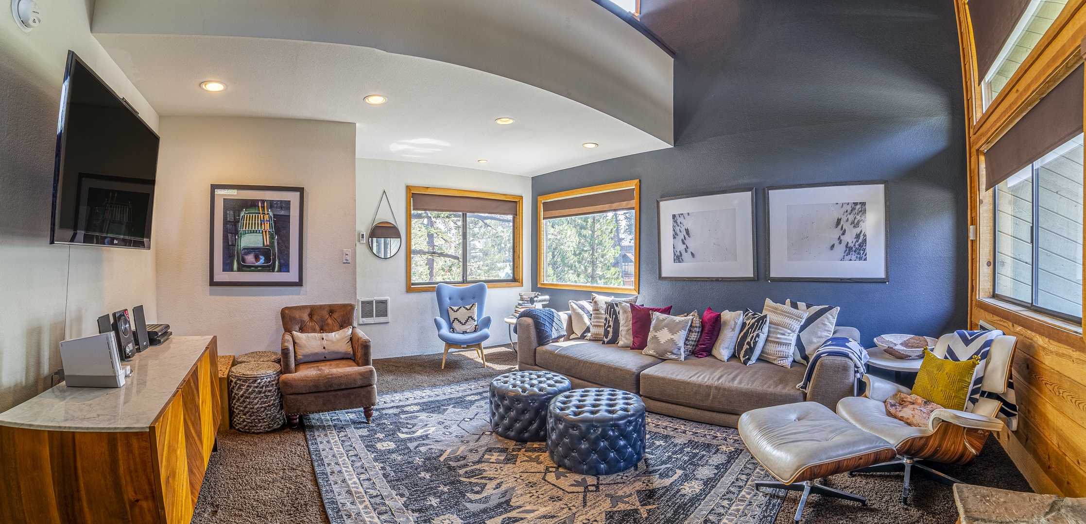 256  Walk to Ski, Modern Mountain Condo Retreat Walk to Ski, Indoor Spa