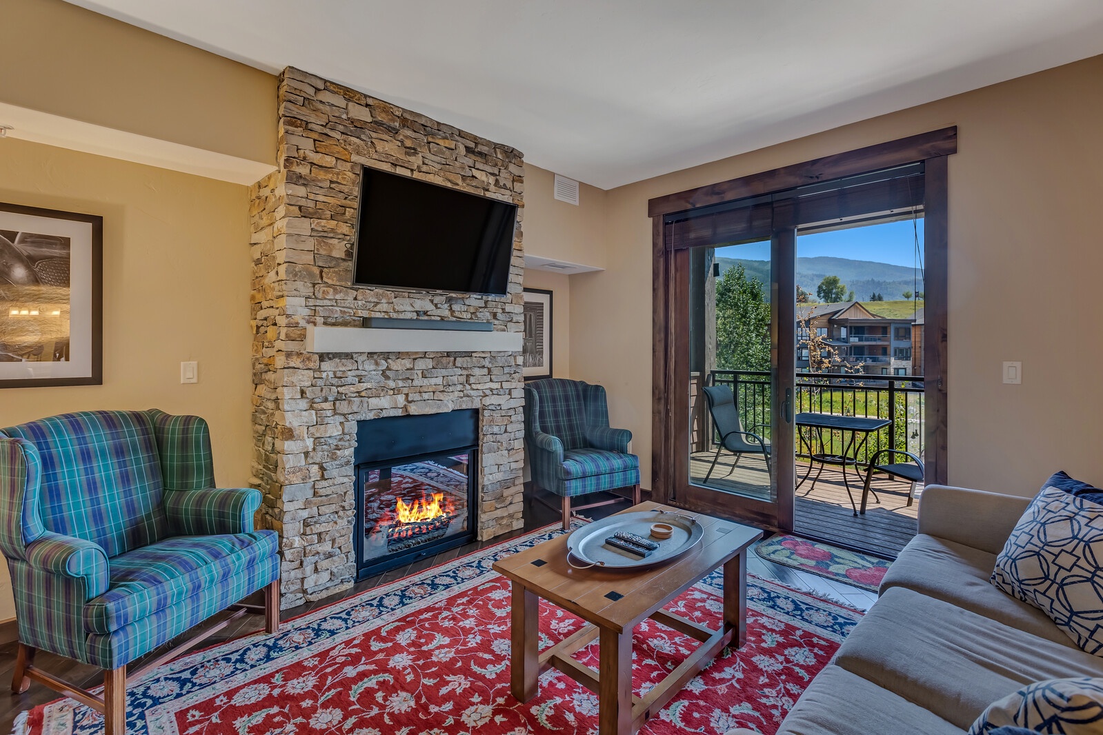 1033 Luxury Trailhead Condo, Gondola, BBQ, Mountain Views