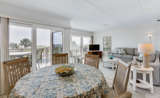 Dinning area with sitting for 5