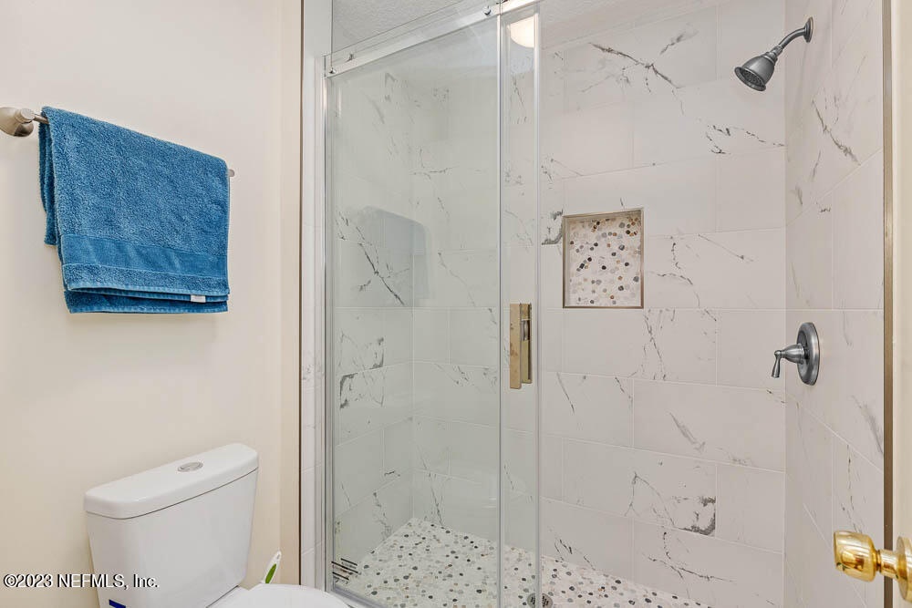 Freshen up in your modern walk-in shower, elegantly finished with marble-look tiles and a built-in niche for your essentials.