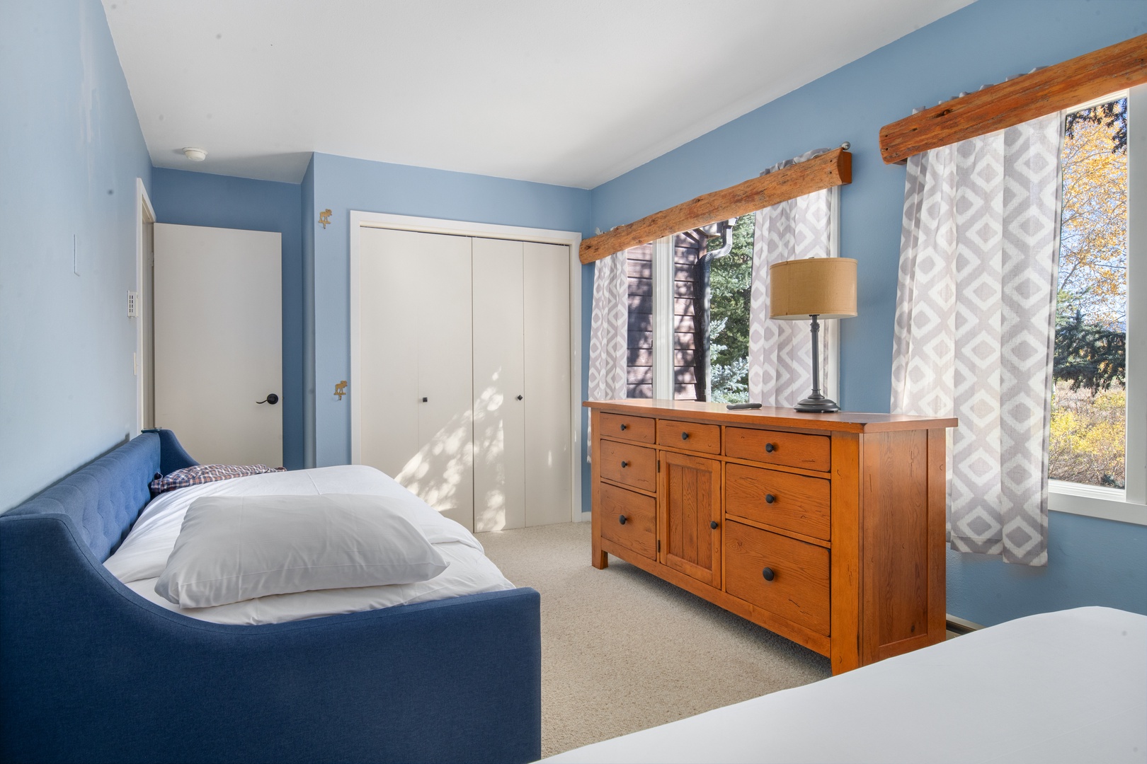 Guest bedroom with king bed and twin trundle bed
