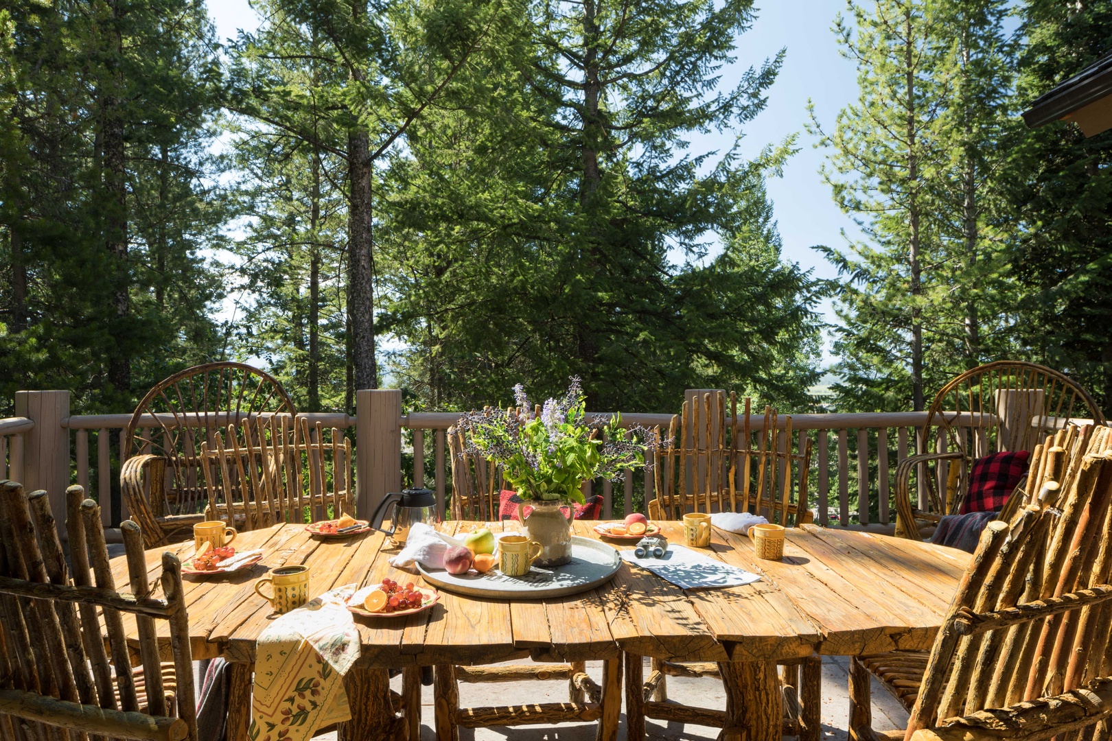 Private deck with outdoor dining