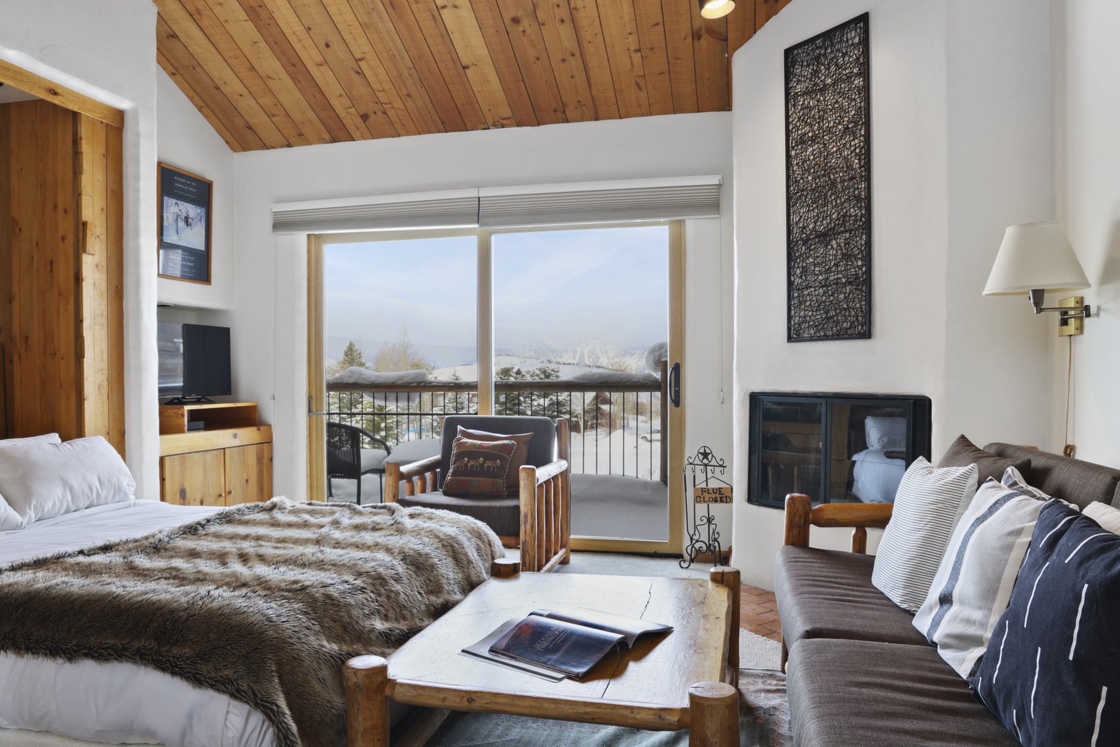 Guest bedroom with Murphy bed