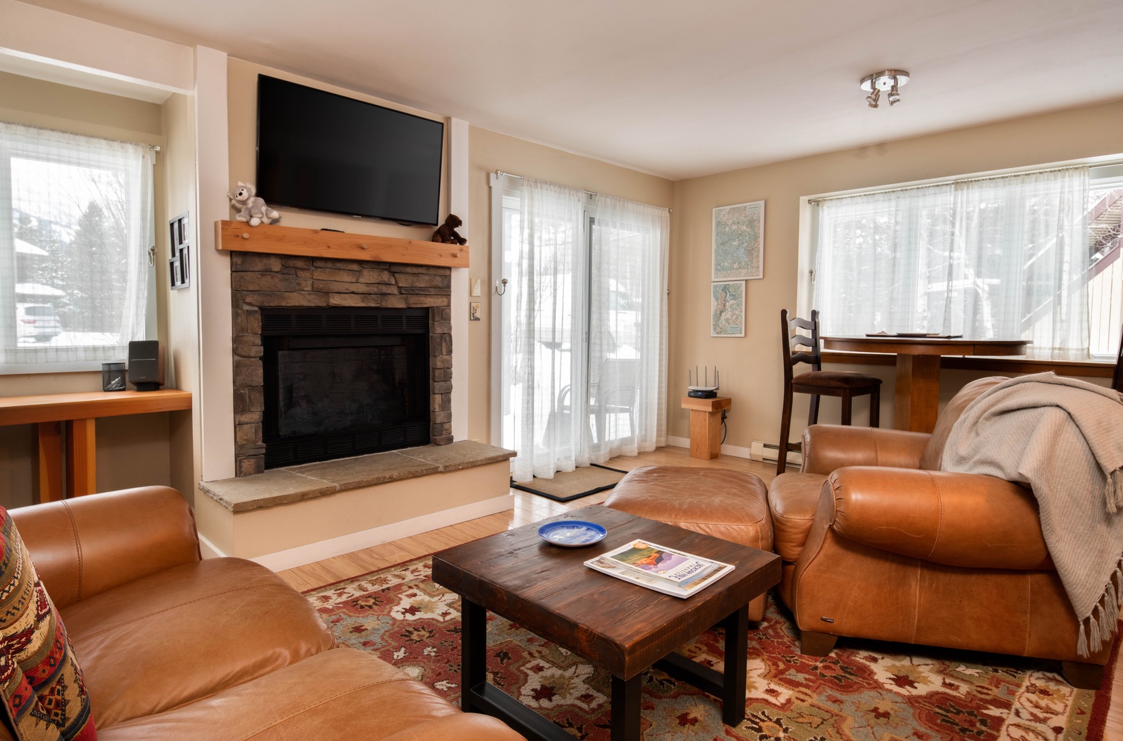 Living Room - Fireplace is not for guest use.