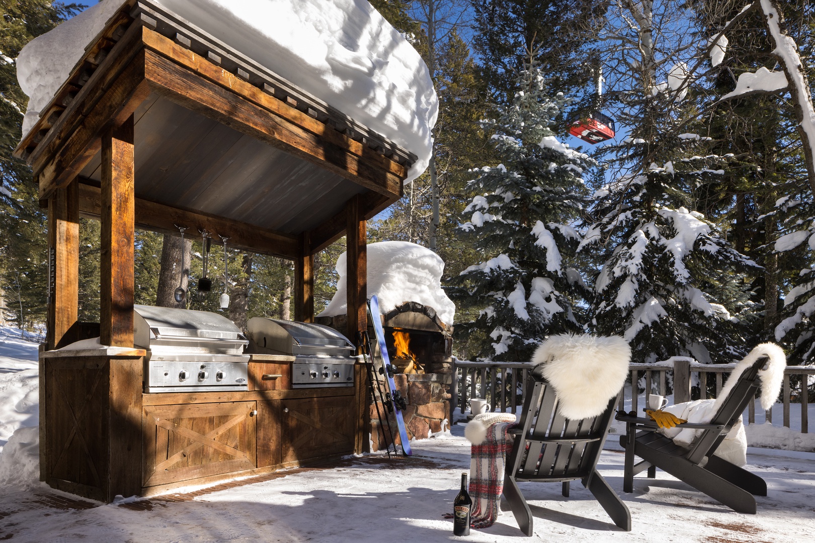 Private patio with outdoor dining - Winter