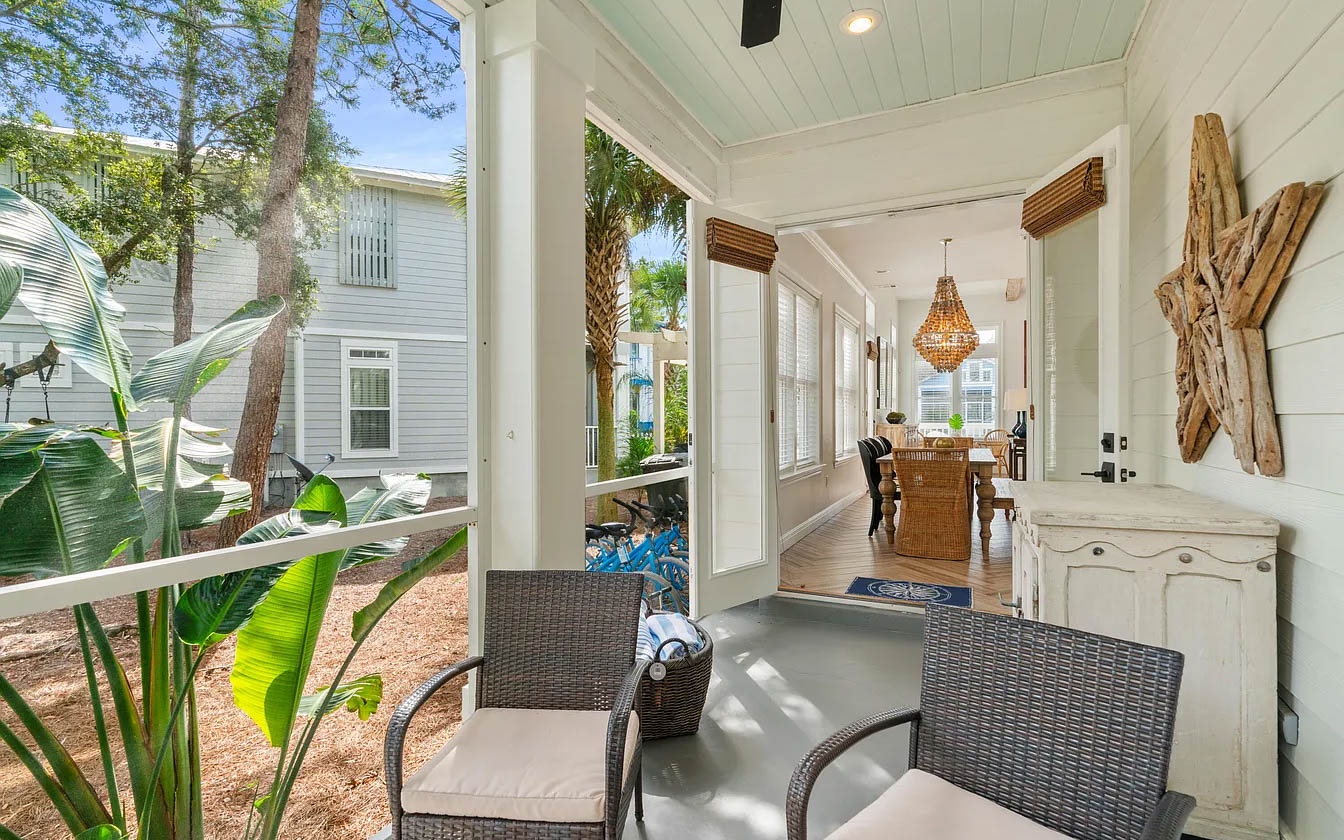 Relax on your private screened porch where tropical breezes flow through while you sip morning coffee or unwind with evening drinks.