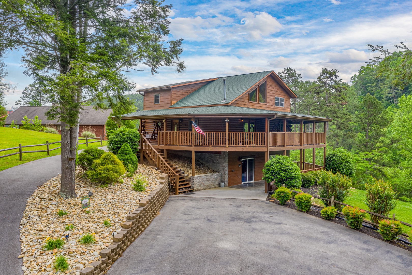 Driveway and cabin at Almost Bearadise, a 4 bedroom cabin rental located in Pigeon Forge