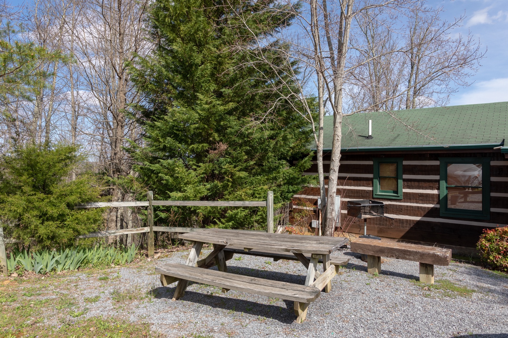 Picnic table in the yard at Blue Mountain Views, a 1 bedroom cabin rental located in Pigeon Forge