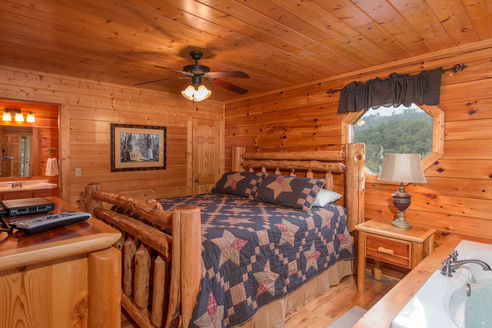 Master bedroom with jacuzzi at Family Ties Lodge