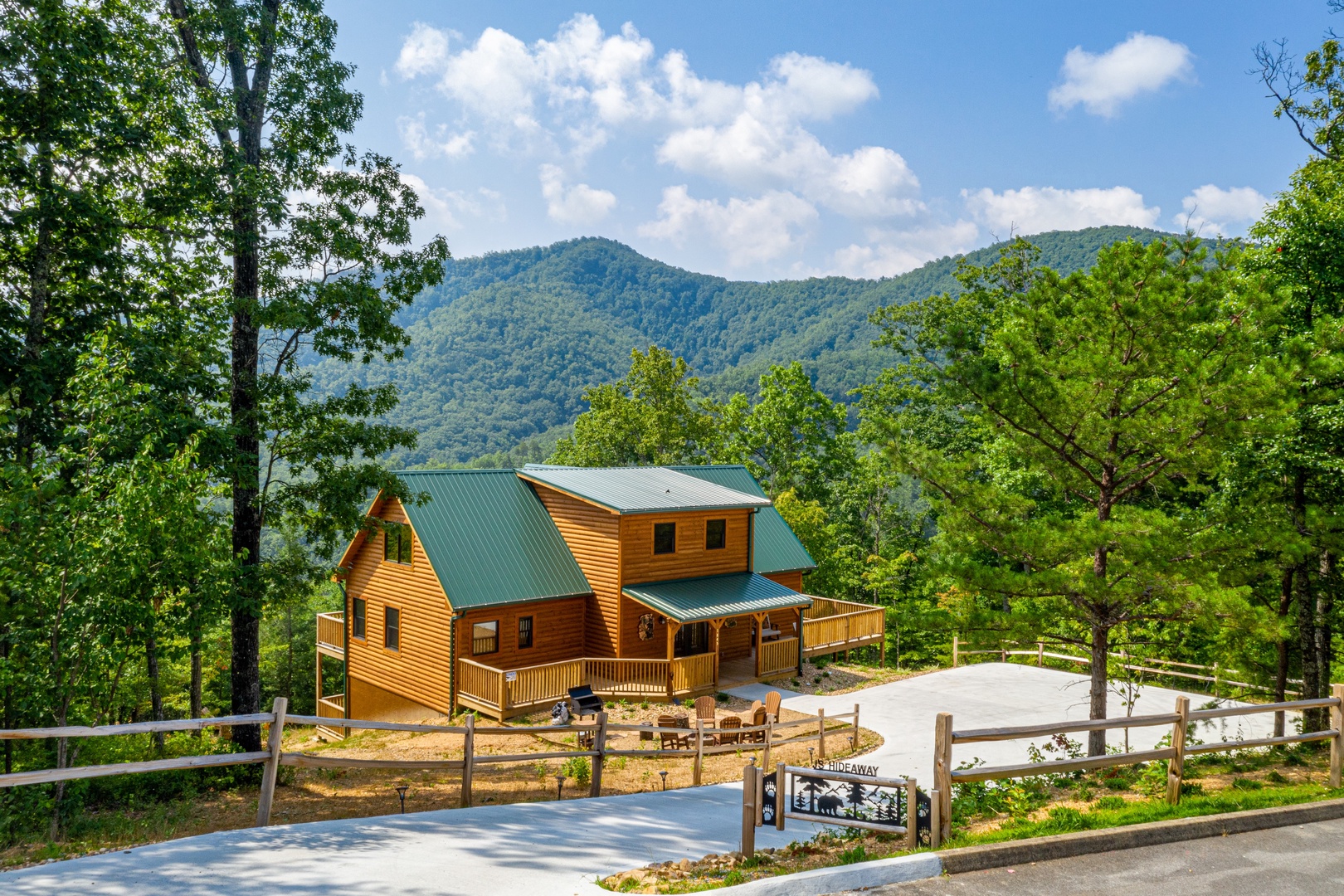 Paved driveway at J's Hideaway, a 4 bedroom cabin rental located in Pigeon Forge