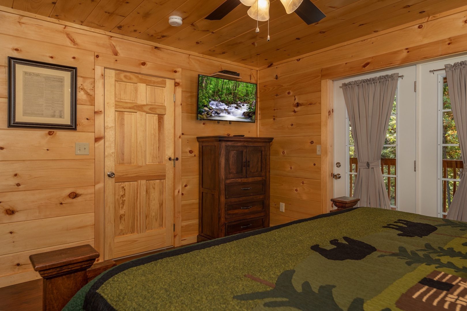 TV and dresser in a bedroom at Gar Bear's Hideaway, a 3 bedroom cabin rental located in Pigeon Forge